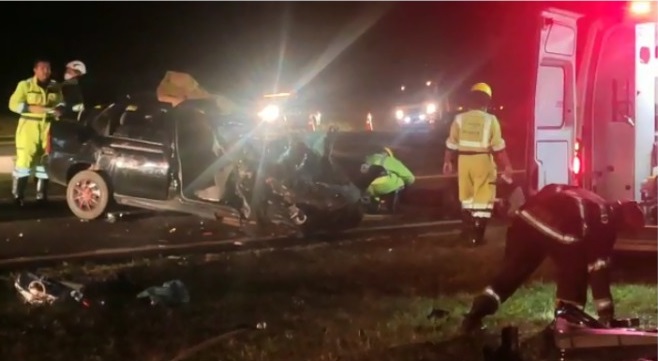 Foto 2 de 4 — Acidente mata duas pessoas na SP-255 em Rincão